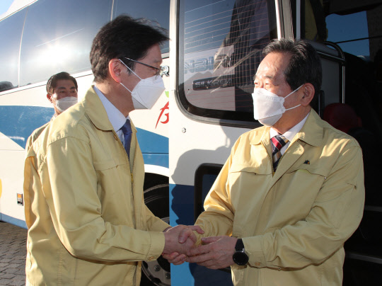정세균 국무총리가 4일 경남 창원 경남도청에서 김경수 경남도지사와 인사하고 있다. [연합뉴스]